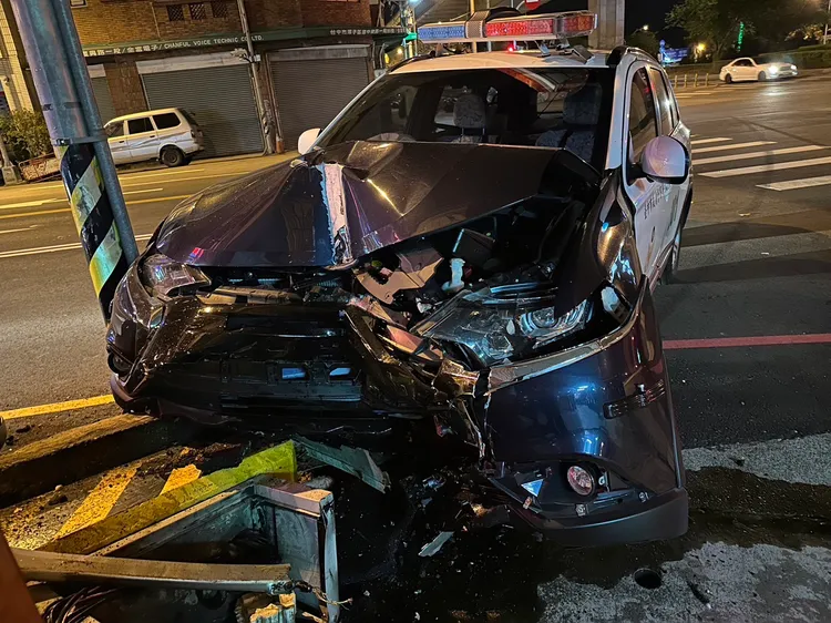 巡邏車自撞路旁號誌桿及視器主機箱。警方提供