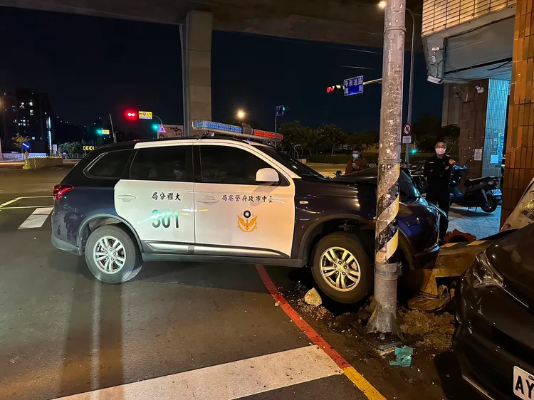 遭撞擊的號誌桿並未毀損。警方提供