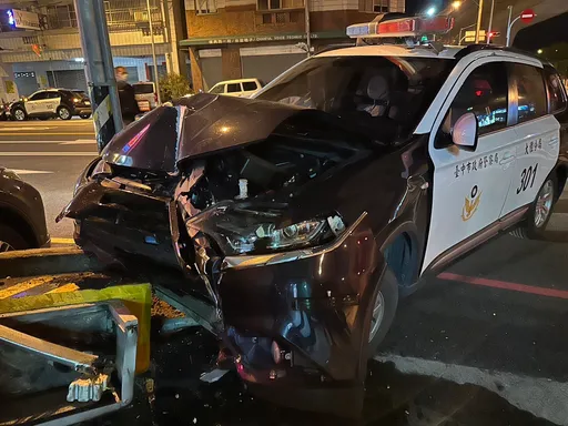 台中警車追捕疑犯自撞3人傷!轉彎失控掃倒號誌桿 拒檢車跑了