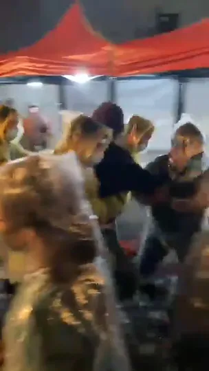 陳姓男子（黑衣男）在徐定禎造勢晚會鬧場，迅速被國安人員架走。民眾提供