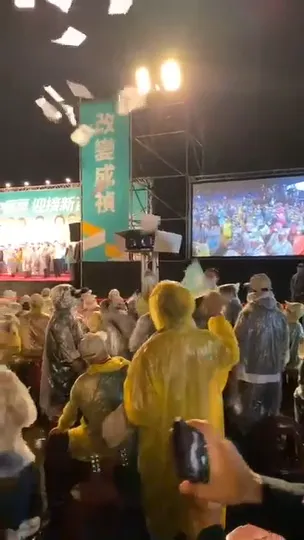 憲兵隊等國安人員將陳男圍住時，他向空中灑出陳情紙張。民眾提供