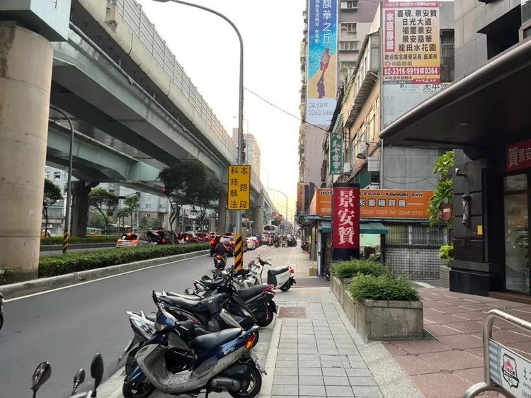 警方分析，中正路、板南路口主要交通事故肇因多半為轉彎未依規定及違反號誌管制包含闖紅燈，取締不易且成效有限，導入科技24小時全天候監控蒐證取締。警方提供