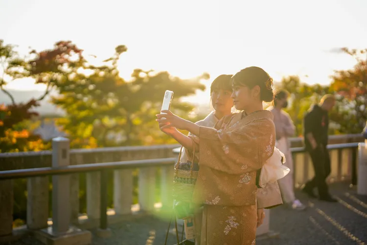 整修完畢後的清水寺，吸引遊客在此合影自拍。田欣雲攝