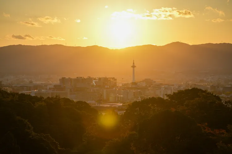 趁傍晚時分光臨清水寺，還能遠眺京都市區，捕捉夕陽餘暉灑落京都塔的絕美景色。田欣雲攝