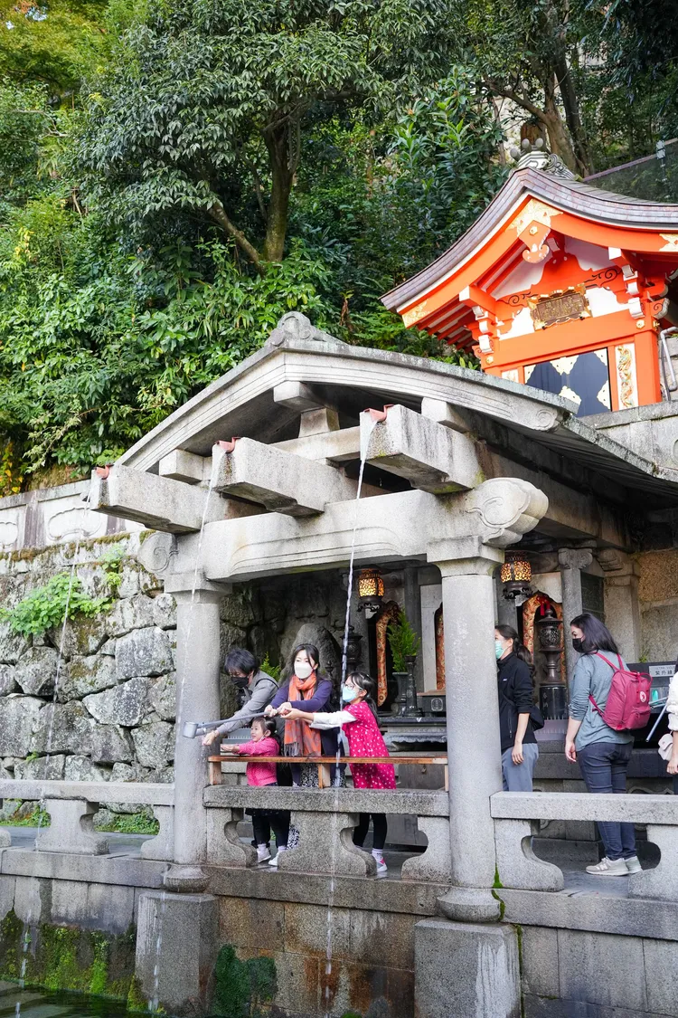 「音羽瀑布（音羽の瀧）」的清澈水源，是「清水寺」得名由來。田欣雲攝