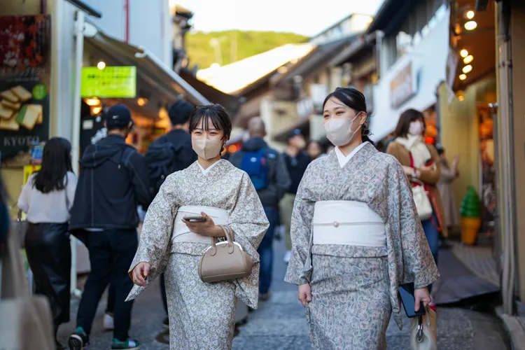 朝寺院正門的仁王門方向前進，途中偶遇不少穿著和服體驗的遊客。田欣雲攝