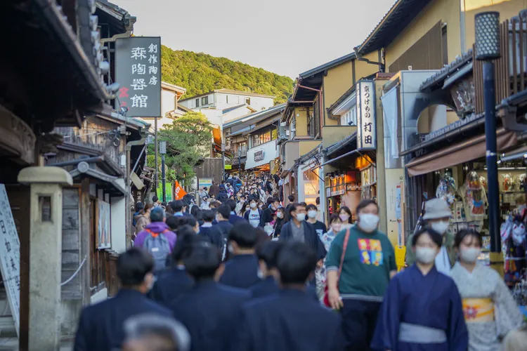 假日通往京都千年名剎「清水寺」的清水坂遊人如織。田欣雲攝