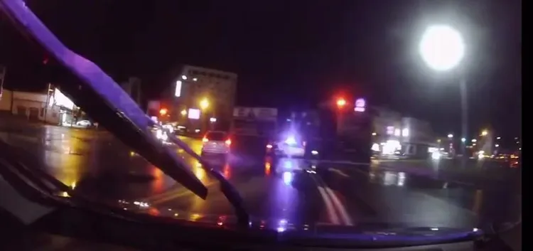 警方追捕，李女駕車跨越雙黃線、闖紅燈。翻攝照片