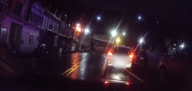李女酒駕一路蛇行，還擦撞路邊車輛，警方示意停車卻開車跑給警察追。翻攝照片