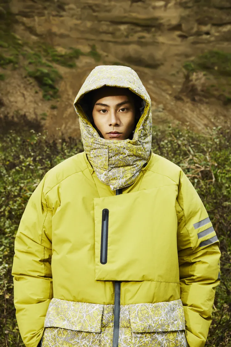 adidasTerrex x And Wander聯名服飾上錯綜複雜的線條十分醒目。品牌提供