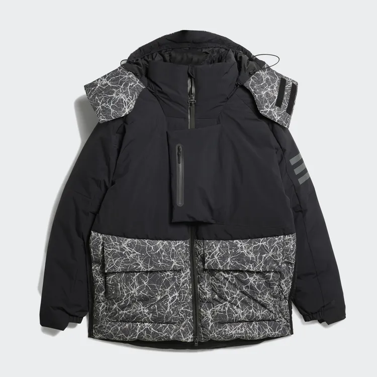 adidasTerrex x And Wander聯名羽絨外套，1萬5600元。品牌提供