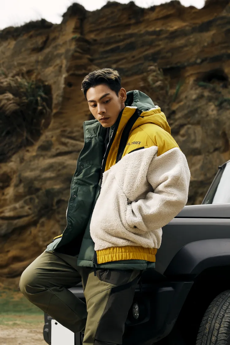 adidas在新款Outdoor系列服飾上，運用撞色異材質拼接，強化機能服飾的搶眼性。品牌提供