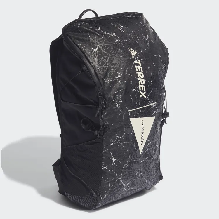 adidasTerrex x And Wander聯名後背包，5490元。品牌提供