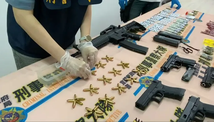 警方在魯秀傑的秘密租屋內查扣槍砲彈藥。翻攝畫面