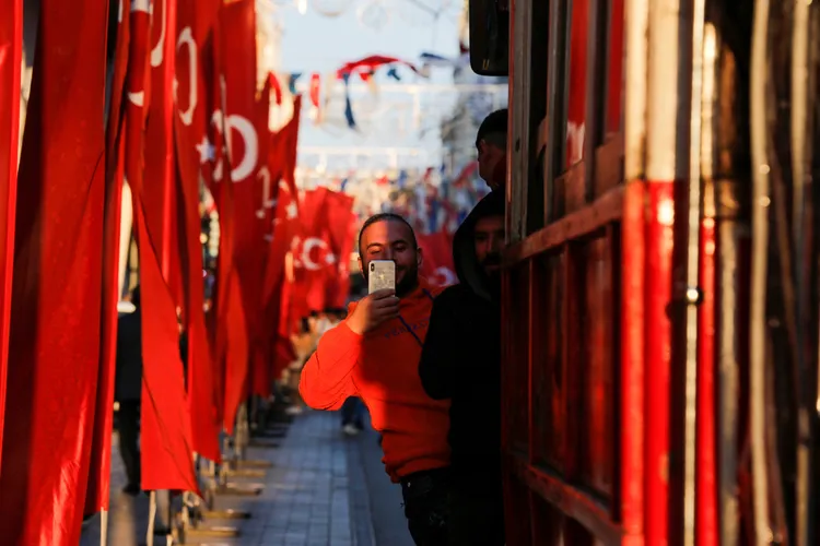 觀光客15日在獨立大街上拍照。路透社資料照片