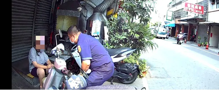 警員詢問少女為何獨坐該處。警方提供