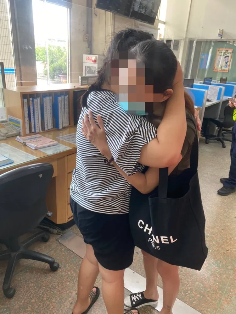 母女在派出所碰面，相擁而泣。警方提供