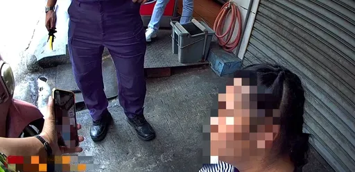 陪媽媽逛市場走失坐路邊大哭　警這招讓她破涕為笑