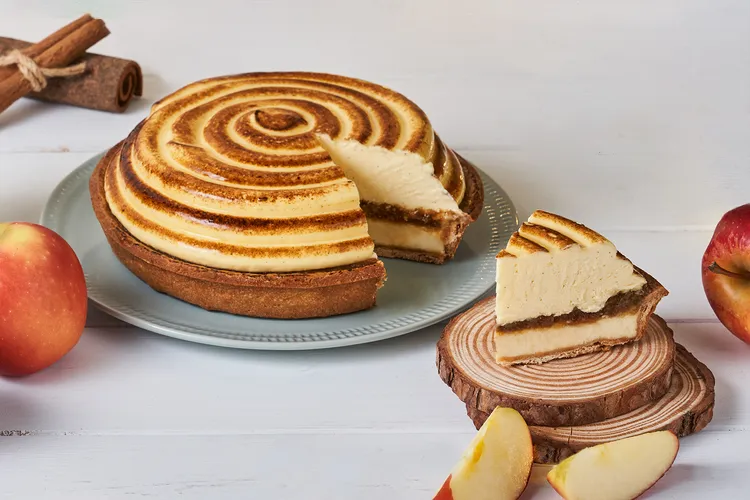香草慕斯蘋果塔」有著豐富層次，包含綿密乳霜狀蛋糕主體、酥鬆塔皮，中間還鋪墊著厚厚的自製蘋果泥。業者提供。
