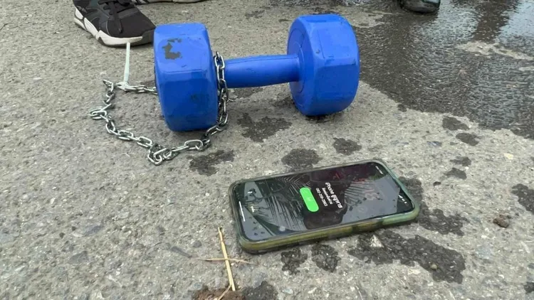 綁住死者的啞鈴與鐵鍊。The Thaiger