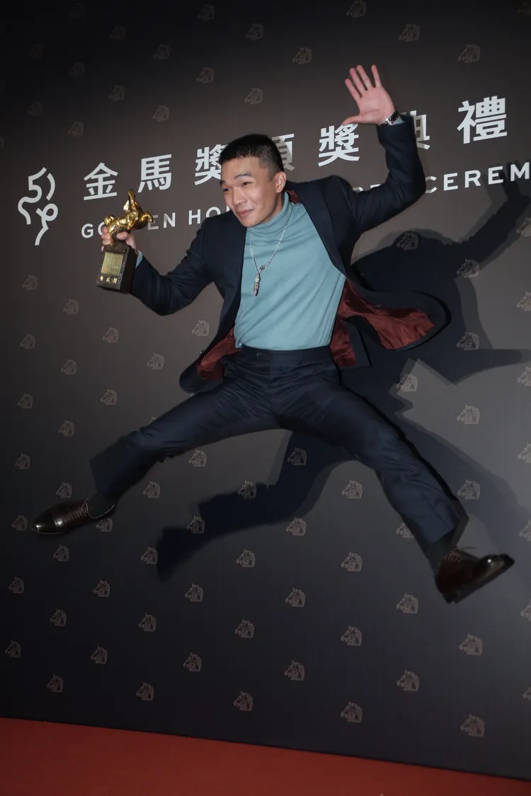 胡智強以《一家子兒咕咕叫》在典禮開始就開胡拿下新人獎。攝影中心攝