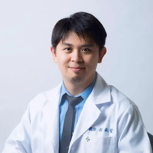 被造謠「看他診不能透露顏色」！ 醫霸氣公開工作地：我連顏寬恒都敢酸才不怕你