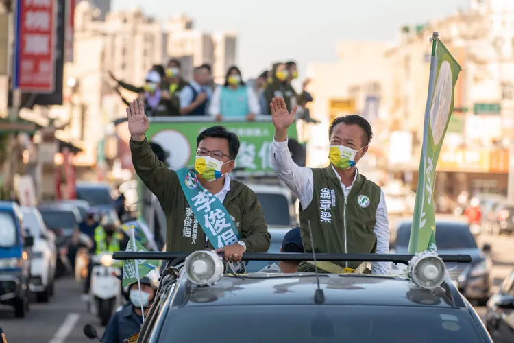 李俊俋抽籤後進行車隊掃街拜票。李俊俋競總提供