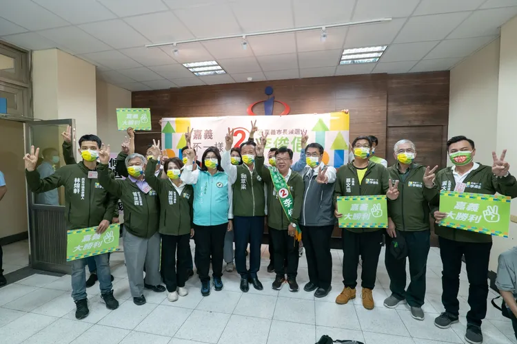 李俊俋找來一票「勝選」人作陪抽籤，拉抬聲勢。李俊俋競總提供