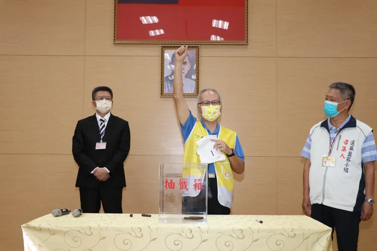 黃敏惠競選總部主任委員胡懋麟代表抽籤，抽中1號。黃敏惠競總提供