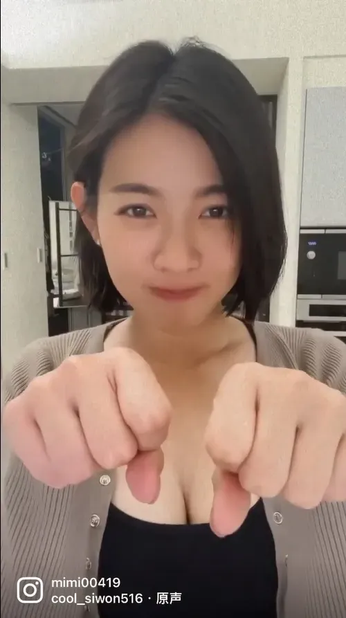 米可白之前賣萌又性感的影片。翻攝米可白臉書