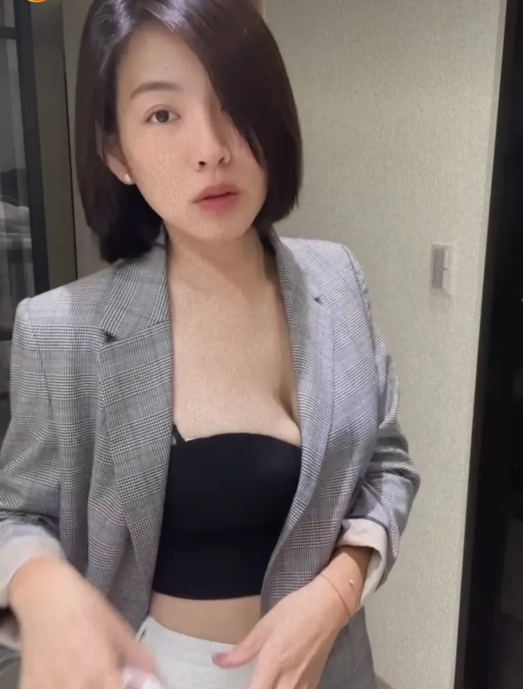 米可白一個轉身露出驚人深溝。翻攝米可白IG