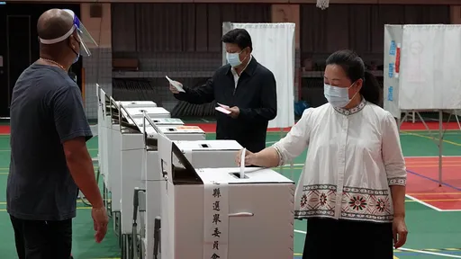 徐榛蔚、傅崐萁投票神情輕鬆 谷辣斯對結果充滿期待