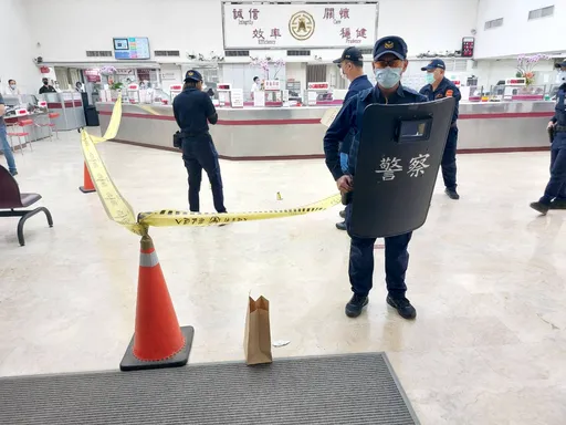 銀行防搶演練超逼真　桃園警真槍實彈模擬圍捕劫匪