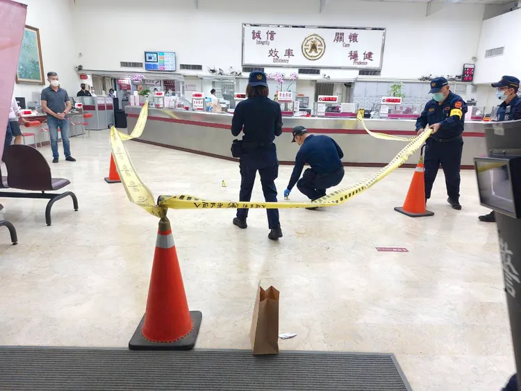 警方模擬防搶演練，現場蒐證採集。警方提供