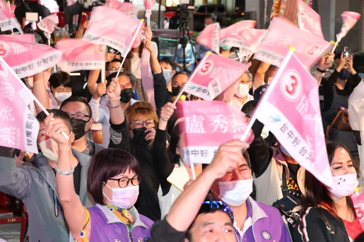 現場民眾揮舞小旗幟興高采烈。張喆喜攝