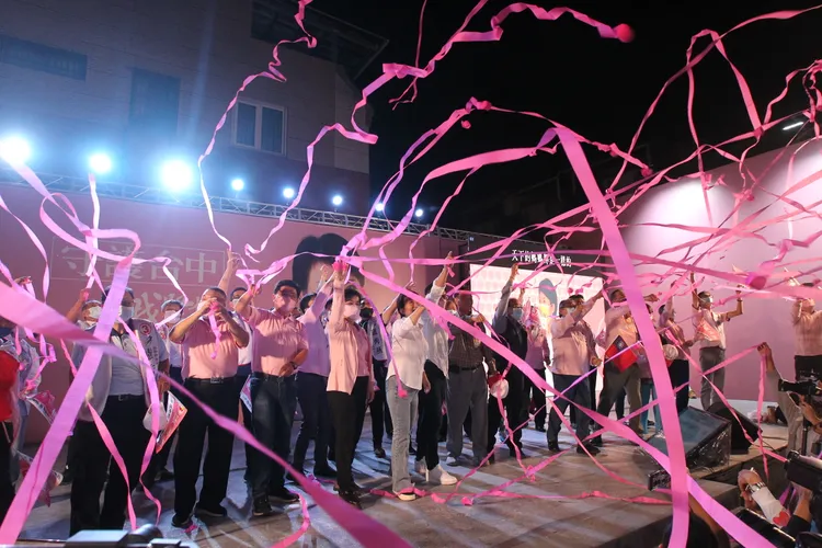 盧秀燕連任成功，爆滿支持者齊拋粉紅彩帶慶祝勝利。張喆喜攝