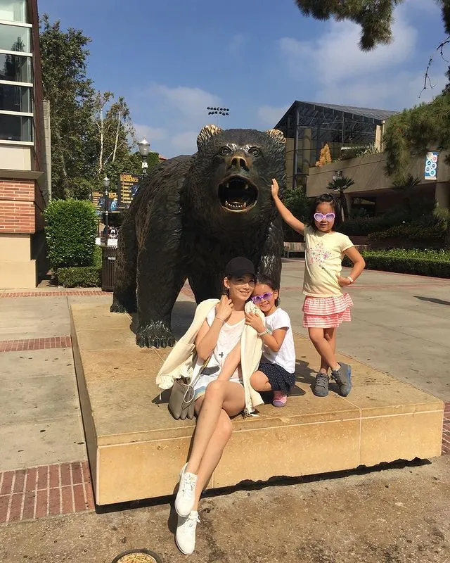 Melody的女兒都上中學了，夫妻倆每到周末就得8點開始奔波載送她們學習才藝課程和活動。翻攝melodykliu IG