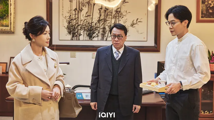 《第9節課》游安順（中）繼《做工的人》再度合作薛仕凌（右），兩人驚喜同框將從工地好友化身校園中校長與主任的職場關係。