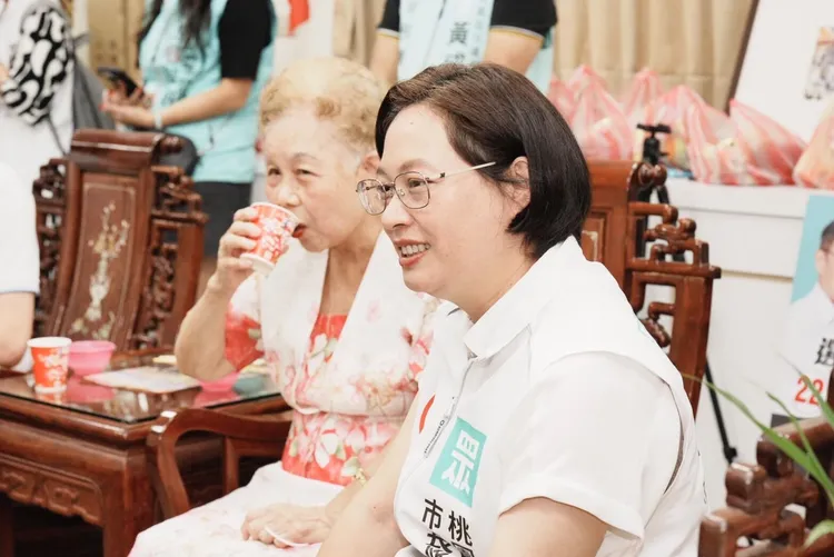 賴香伶今與柯媽到平鎮義民廟參拜。賴香伶競辦提供