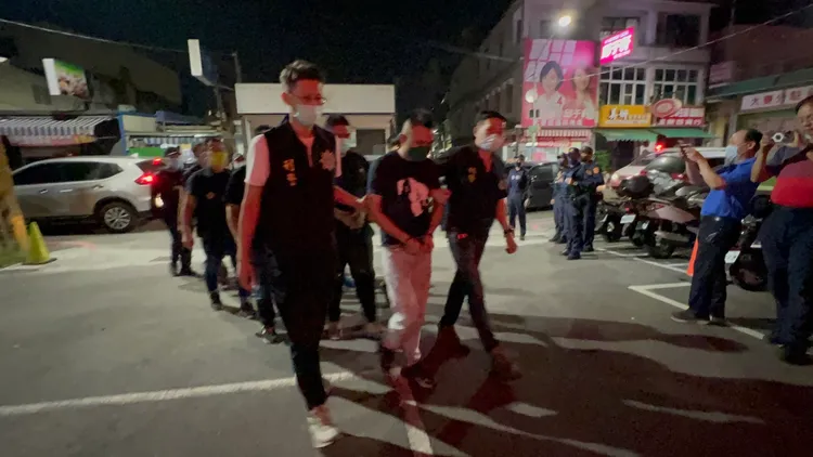 警方晚間帶回5名嫌犯。侯昌騰攝