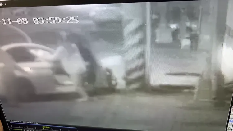 BMW副駕駛座上的辣腿馬尾妹逃下車。民眾提供