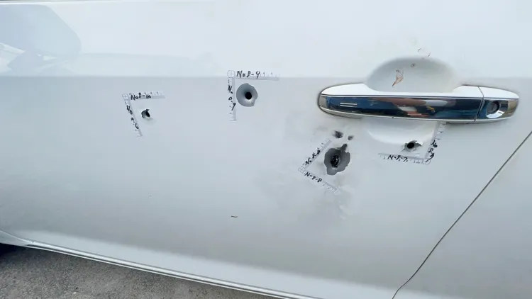 Camry中11槍，車門上彈痕累累，怵目驚心。侯昌騰攝