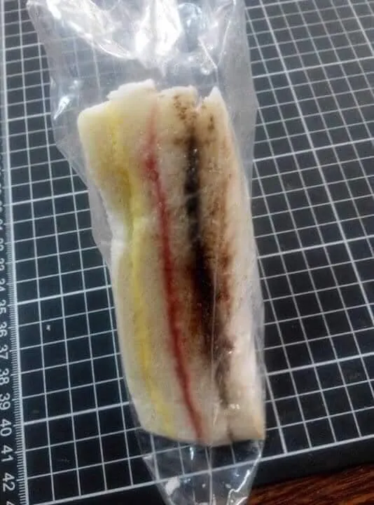 看起來並無異狀的三明治，果醬還疑似塗到滿出來。翻攝爆廢公社公開版