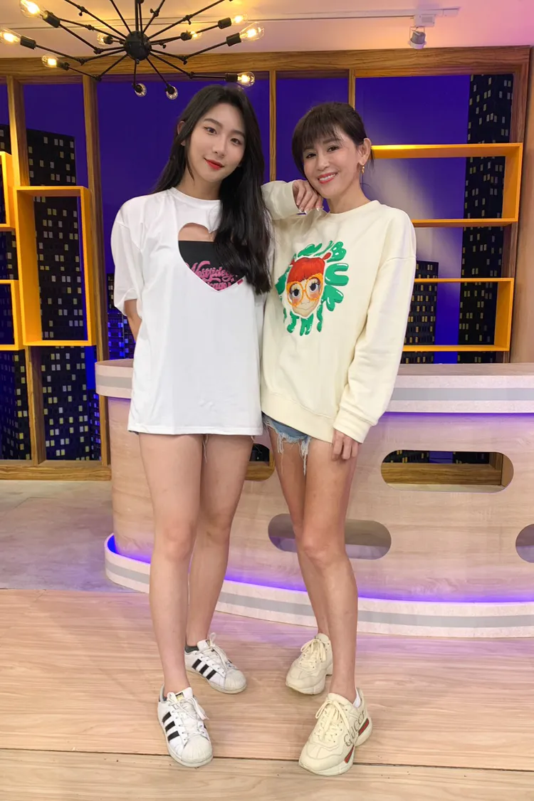 鄭仲茵（右）和20歲女兒黛拉都有修長美腿。衛視中文台提供