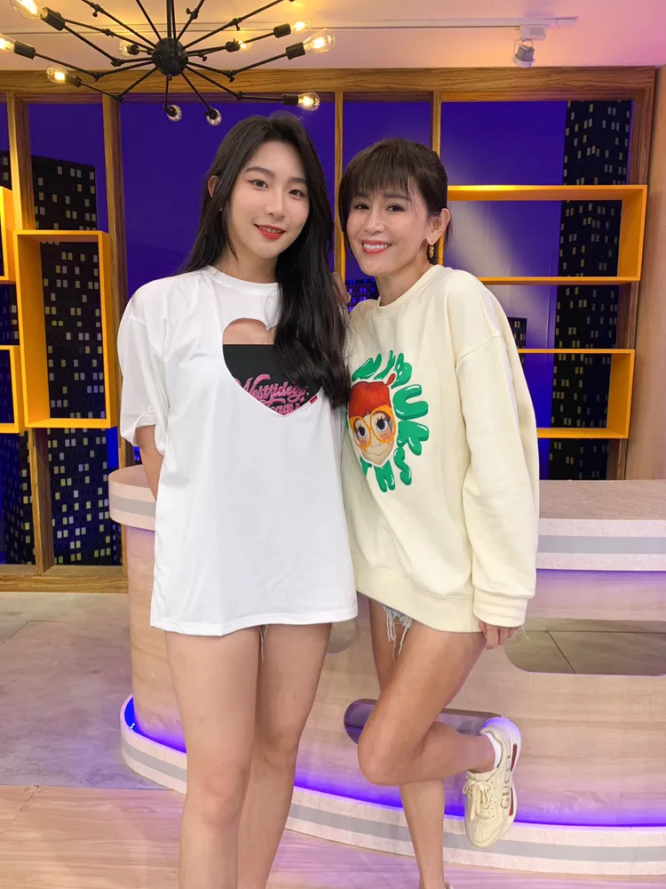 黛拉（左）爆料媽媽鄭仲茵常忘東忘西。衛視中文台提供