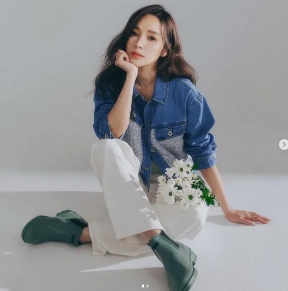 侯佩岑透露自己連化妝看書都愛坐地上。引自侯佩岑臉書