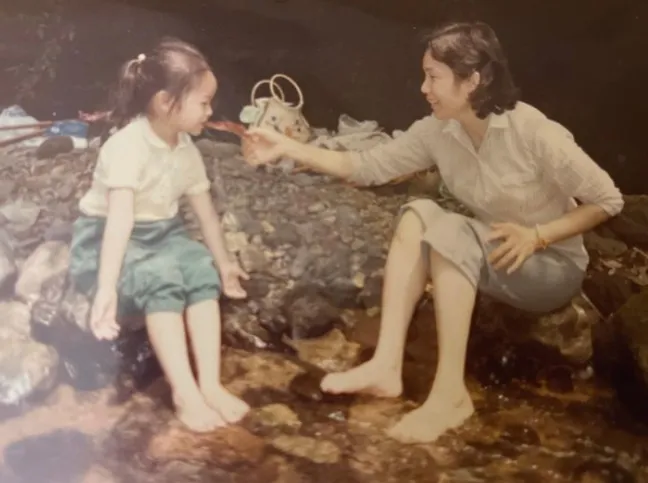 小時候的侯佩岑和阿嬤。引自侯佩岑IG