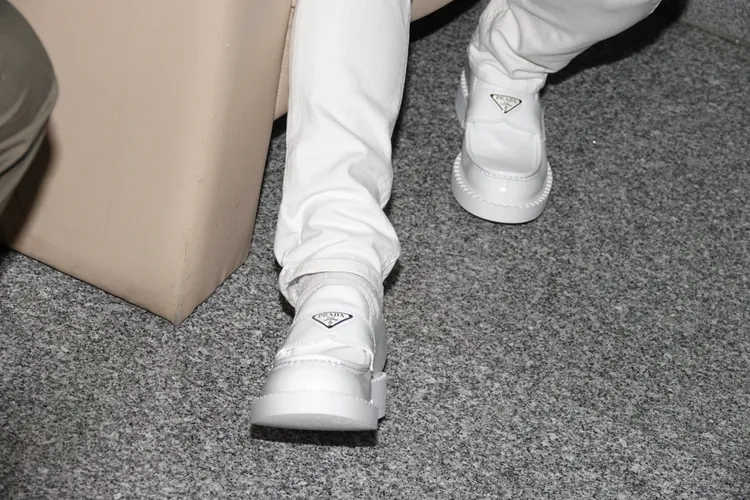 黃子佼穿上PRADA新鞋現身。陳德興攝