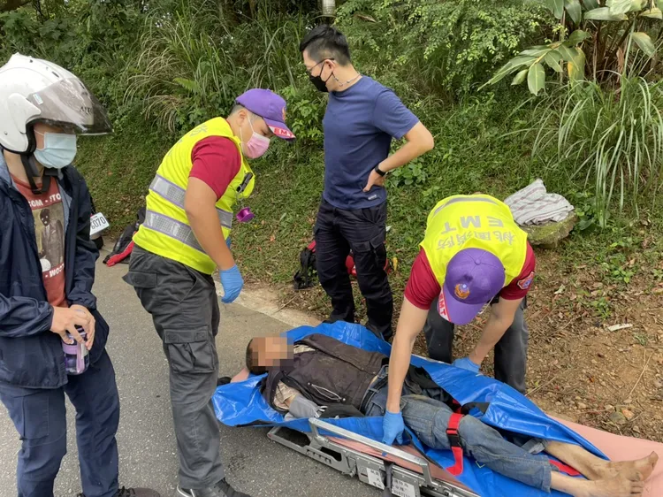 發現待救老翁無大礙，送醫檢查。警方提供