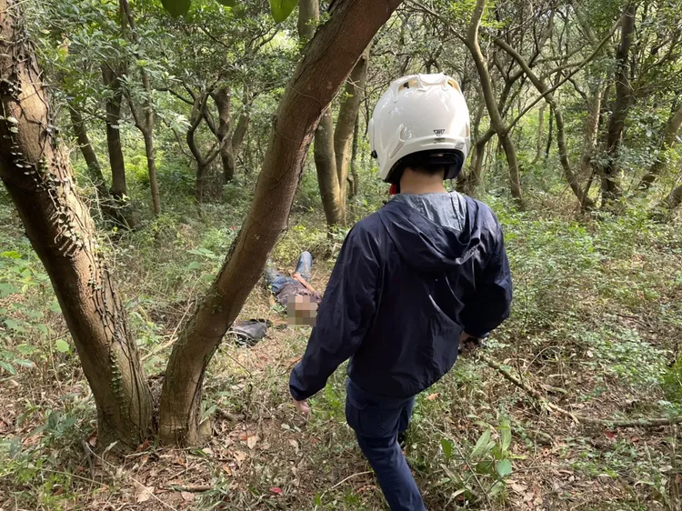 中壢分局一名警員下班後持續找尋老翁，爭取黃金救援時間，成功找到迷路失足老翁。警方提供